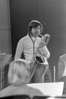 ARH NL Mellin 02-104/0015, Saxophonist einer Band mit einem Baritonsaxophon, um 1970