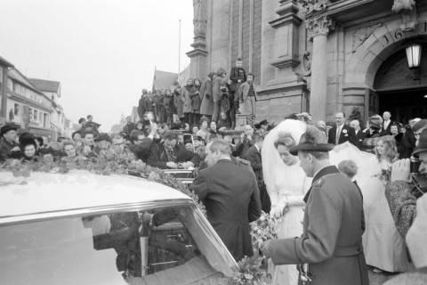 ARH NL Mellin 02-105/0004, Einsteigen der Braut in das vor der Kirche parkende Hochzeitsauto, um 1970