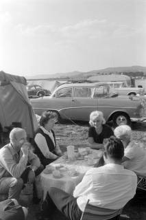 ARH NL Mellin 02-105/0016, Fünf Personen auf einem Campingplatz vor einem Zelt bei Kaffee und Kuchen sitzend, um 1970