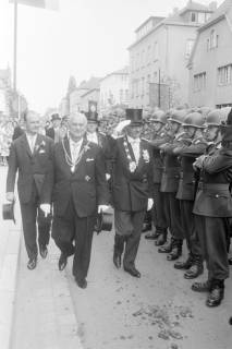 ARH NL Mellin 02-106/0011, Gruppe von geehrten Männern läuft an in Reihe stehenden Soldaten vorbei, um 1970