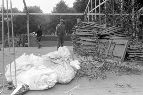 ARH NL Mellin 02-106/0014, Abbau der Tische und Stühle in einem ebenfalls im Abbau befindlichen Festzelt, um 1970