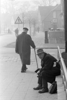 ARH NL Mellin 02-107/0005, Am Straßenrand sitzender Mann, Burgdorf?, um 1970