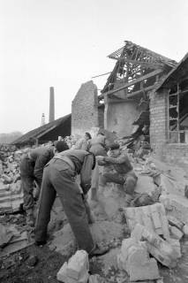 ARH NL Mellin 02-107/0009, Feuerwehrmänner? bei einer Hausruine, um 1970