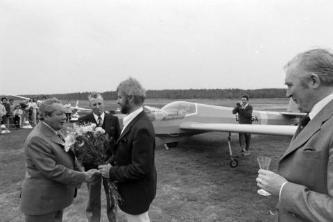 ARH NL Mellin 02-111/0017, Einweihungsfeier für das Motorsegelflugzeug "Moorhummel" (Typ SF 25 C Falke), um 1970