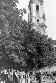 ARH NL Mellin 02-113/0001, Musikgruppe neben der Stiftskirche Dürnstein, um 1975