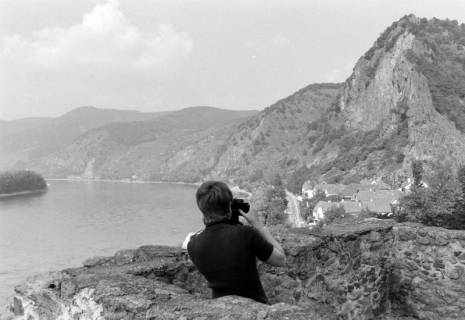 ARH NL Mellin 02-113/0003, Frau von Mellin? beim Fotografieren auf der Burgruine Dürnstein, um 1975