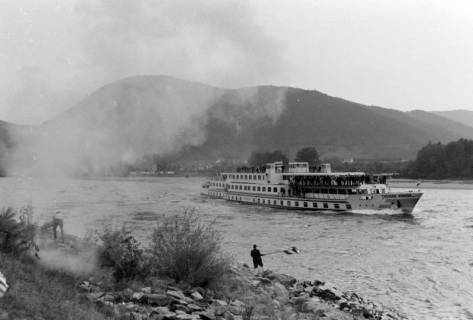 ARH NL Mellin 02-113/0006, Blick von Dürnstein auf das Fahrgastschiff "Theodor Körner" auf der Donau, um 1975