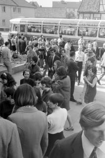 ARH NL Mellin 02-114/0002, Personen vor der ehemaligen IGS (Vor dem Celler Tor 91) neben einem Bus, der von Burgdorf nach Vanves (Frankreich) fährt, Burgdorf, um 1975