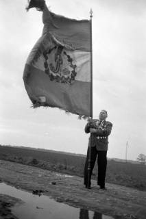 ARH NL Mellin 02-114/0006, Schütze mit einer Fahne des Großen und Kleinen Freien, ohne Datum