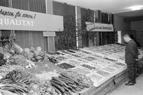 ARH NL Mellin 02-115/0003, Auslage von Obst und Gemüse aus Niedersachsen, zusammengestellt durch die Landwirtschaftskammer Hannover, um 1975