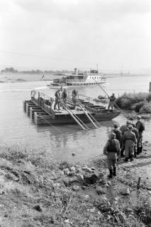 ARH NL Mellin 02-115/0006, Bau einer Arbeitsplattform auf der Weser bei einer Übung(?) des Technischen Hilfswerk (THW) Ortsverband Hameln, um 1975