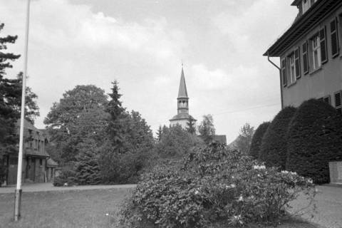 ARH NL Mellin 02-116/0001, Blick über den Vorgarten eines Hauses auf die Pankratiuskirche, Burgdorf, um 1975