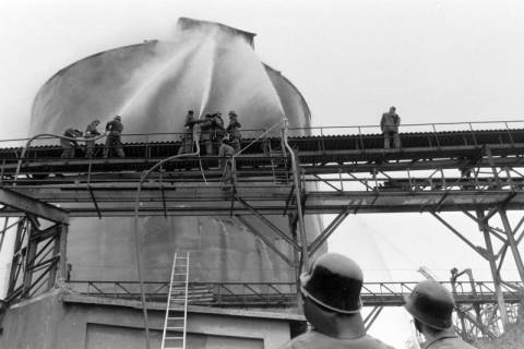 ARH NL Mellin 02-116/0016, Freiwillige Feuerwehr Evern bei einem Brand in der Zuckerfabrik Sehnde, um 1975