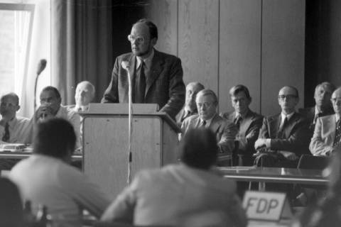 ARH NL Mellin 02-117/0009, Mitglieder mehrerer Parteien in einer Sitzung, um 1975