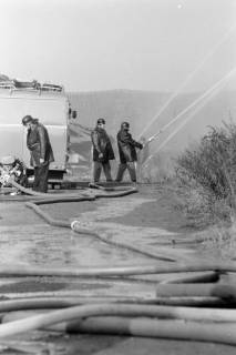 ARH NL Mellin 02-118/0003, Feuerwehrleute beim Löschen eines Brandes, um 1975