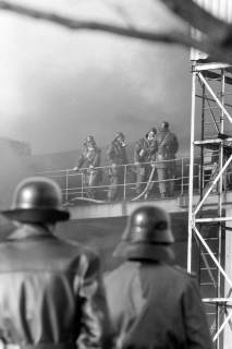 ARH NL Mellin 02-118/0004, Feuerwehrleute beim Löschen eines Brandes, um 1975