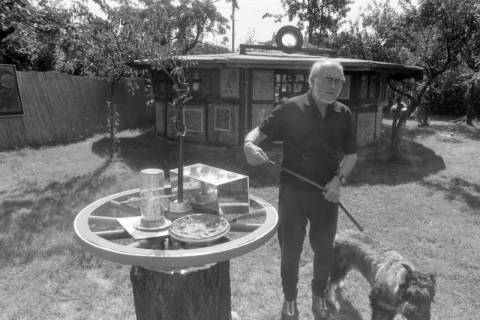 ARH NL Mellin 02-118/0007, Künstler? mit Hund im Garten vor einem Pavillon stehend, um 1975