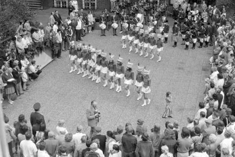 ARH NL Mellin 02-118/0009, Blick aus dem Rathaus auf die Aufführung einer Majorettengruppe, Lehrte, 1973