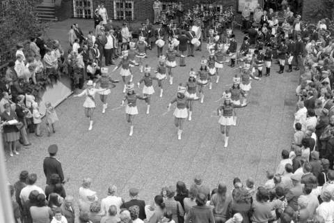 ARH NL Mellin 02-118/0010, Blick aus dem Rathaus auf die Aufführung einer Majorettengruppe, Lehrte, 1973