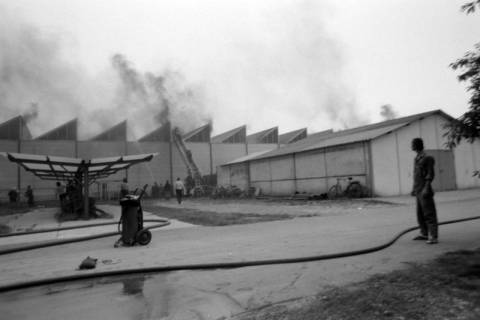 ARH NL Mellin 02-118/0013, Brand des Warenlagers der Firma Läufer & Gutenberg GmbH, Burgdorf, 1973