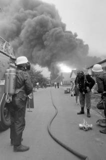 ARH NL Mellin 02-118/0014, Feuerwehrleute beim Brand des Warenlagers der Firma Läufer & Gutenberg GmbH, Burgdorf, 1973