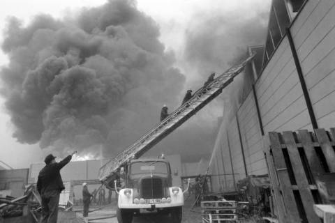 ARH NL Mellin 02-119/0002, Feuerwehr beim Brand des Warenlagers der Firma Läufer & Gutenberg GmbH, Burgdorf, 1973