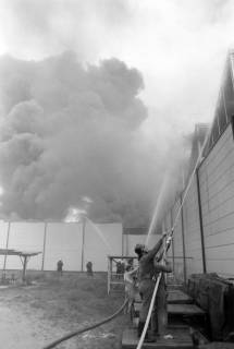 ARH NL Mellin 02-119/0008, Feuerwehr beim Brand des Warenlagers der Firma Läufer & Gutenberg GmbH, Burgdorf, 1973