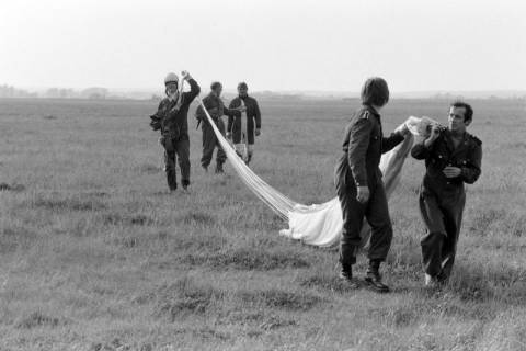 ARH NL Mellin 02-119/0010, Fallschirmspringer nach der Landung, um 1975