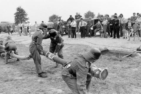 ARH NL Mellin 02-119/0017, Leistungsmarsch? der Feuerwehr, um 1975