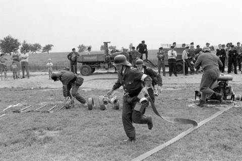 ARH NL Mellin 02-119/0018, Leistungsmarsch? der Feuerwehr, um 1975