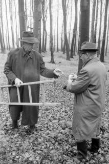 ARH NL Mellin 02-120/0002, Zwei Männer mit einer Leiter und einer Sprühdose in einem Wald, ohne Datum