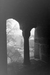 ARH NL Mellin 02-120/0010, Blick durch ein Fenster mit einer Säule auf den Ort, um 1975