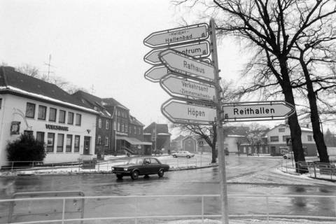 ARH NL Mellin 02-121/0010, Wegweiser an der Kreuzung Verdener Str./Schulstraße/Rotenburger Str., Schneverdingen, um 1975