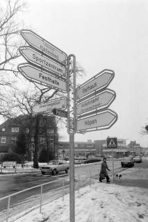 ARH NL Mellin 02-121/0011, Wegweiser an der Kreuzung Verdener Str./Schulstraße/Rotenburger Str., Schneverdingen, um 1975