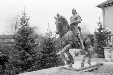 ARH NL Mellin 02-121/0012, Reiterstatue Bartolomeo Colleoni vor einem Wohngebäude(?), um 1975