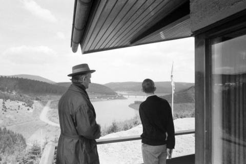 ARH NL Mellin 02-122/0008, Zwei Männer von einem Balkon auf einen See blickend, um 1975