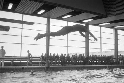 ARH NL Mellin 02-122/0012, Ins Becken springender Junge im Hallenbad, Gehrden?, um 1975