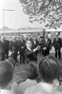 ARH NL Mellin 02-122/0015, Empfang(?) des Bundespräsidenten Heinrich Lübke an einem Bahnhof, vor 1969