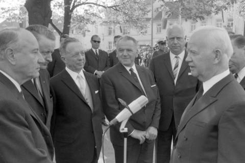 ARH NL Mellin 02-122/0016, Empfang(?) des Bundespräsidenten Heinrich Lübke (rechts) an einem Bahnhof, vor 1969