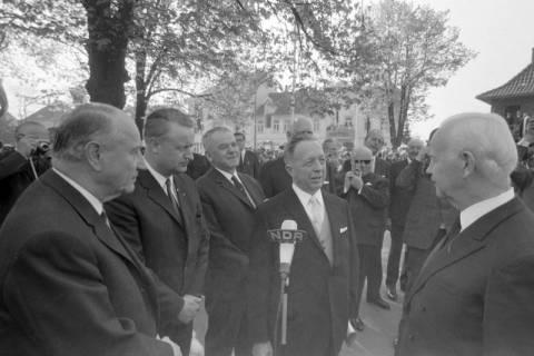 ARH NL Mellin 02-122/0017, Empfang(?) des Bundespräsidenten Heinrich Lübke (rechts) an einem Bahnhof, vor 1969