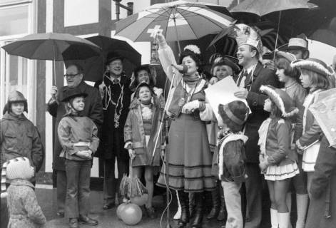 ARH NL Mellin 02-123/0001, Ernst Albrecht zu Fasching(?) vor dem Rathaus I, Burgdorf, um 1975