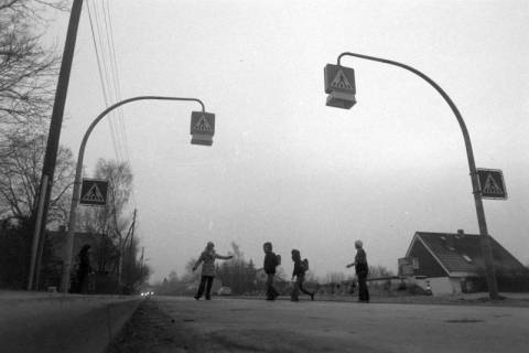 ARH NL Mellin 02-123/0012, Zwei Schulkinder beim Überqueren eines Fußgängerüberweges, um 1975