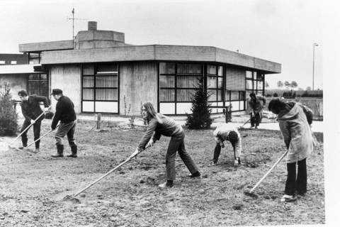 ARH NL Mellin 02-124/0001, Gartenarbeiten beim Gemeindezentrum der Ev.-luth. St.-Paulus-Kirchengemeinde, Burgdorf, wohl 1973