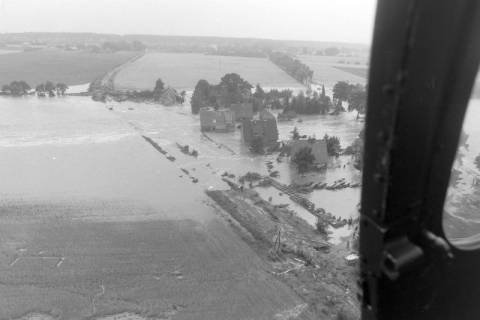 ARH NL Mellin 02-124/0006, Überschwemmung der Wohnsiedlung "Im Stadtfeld" an der Erbstorfer Landstraße infolge des Dammbruchs des Elbe-Seitenkanals, Adendorf, 1976