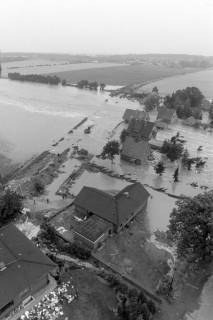 ARH NL Mellin 02-124/0007, Überschwemmung der Wohnsiedlung "Im Stadtfeld" an der Erbstorfer Landstraße infolge des Dammbruchs des Elbe-Seitenkanals, Adendorf, 1976