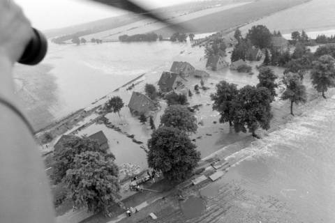 ARH NL Mellin 02-124/0008, Überschwemmung der Wohnsiedlung "Im Stadtfeld" an der Erbstorfer Landstraße infolge des Dammbruchs des Elbe-Seitenkanals, Adendorf, 1976