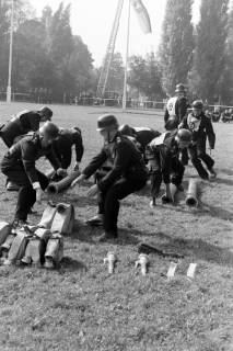 ARH NL Mellin 02-127/0004, Leistungsmarsch? der Feuerwehr, um 1975