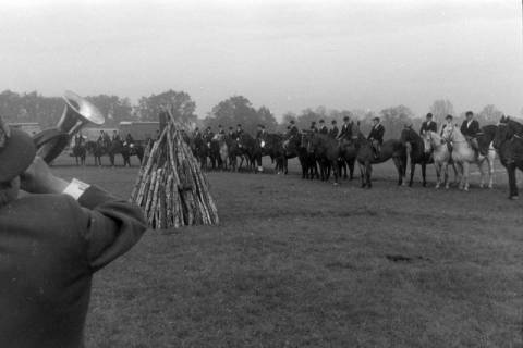 ARH NL Mellin 02-127/0008, Berittene Jagdgesellschaft versammelt um ein Lagerfeuer, um 1975