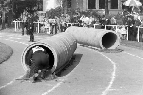 ARH NL Mellin 02-127/0013, Leistungsmarsch? der Feuerwehr, um 1975