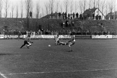 ARH NL Mellin 02-129/0009, Fußballspiel des TSV Friesen Hänigsen (helle Hemden), Hänigsen, ohne Datum